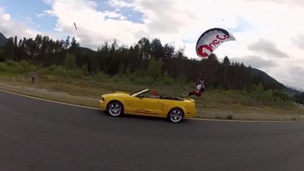 Un atterrissage magnifique dans une voiture en mouvement après un superbe vol en wingsuit