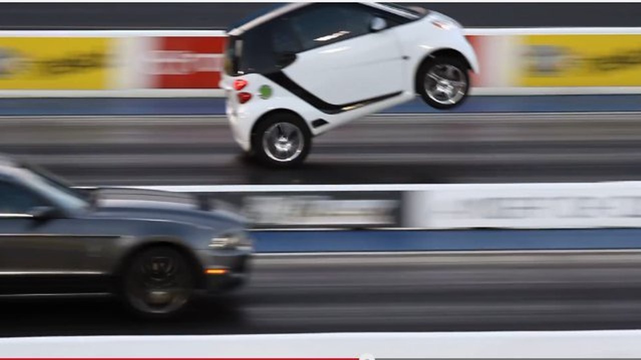 Smart vs voiture de course : Qui va remporter cette course déséquilibrée ?