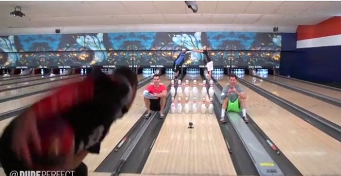 Les meilleurs tricks de bowling avec Jason Belmonte, le meilleur joueur du monde et les Dude Perfect