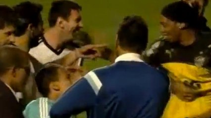 Le sosie de Ronaldinho déclenche le fou rire de Lionel Messi