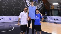 Découvrez Robert Bobroczky, le plus grand basketteur d'Europe, qui mesure 2m26 à seulement 13 ans !