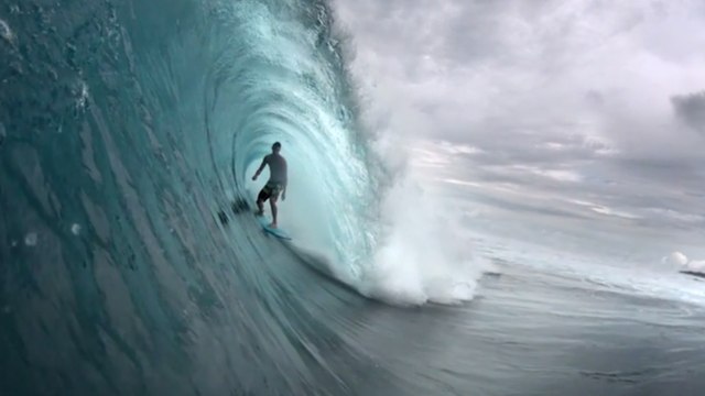 Surf : Ian Walsh filmé au ralenti au milieu d'une vague immense