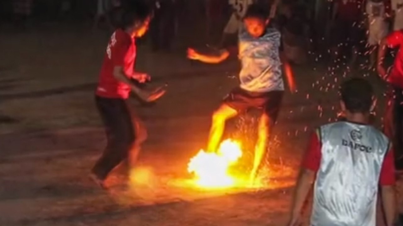 Ils jouent au foot avec un ballon en feu !