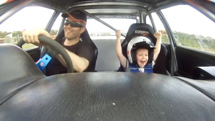 Un enfant s'éclate dans une voiture de rallye lancée à pleine vitesse