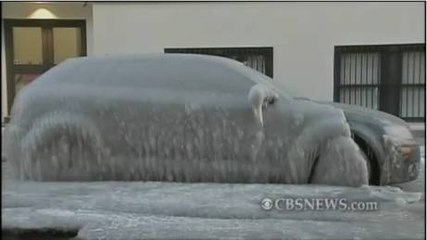 Sa voiture est congelée d'un côté