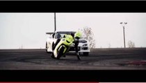 Moto vs voiture en mode drift