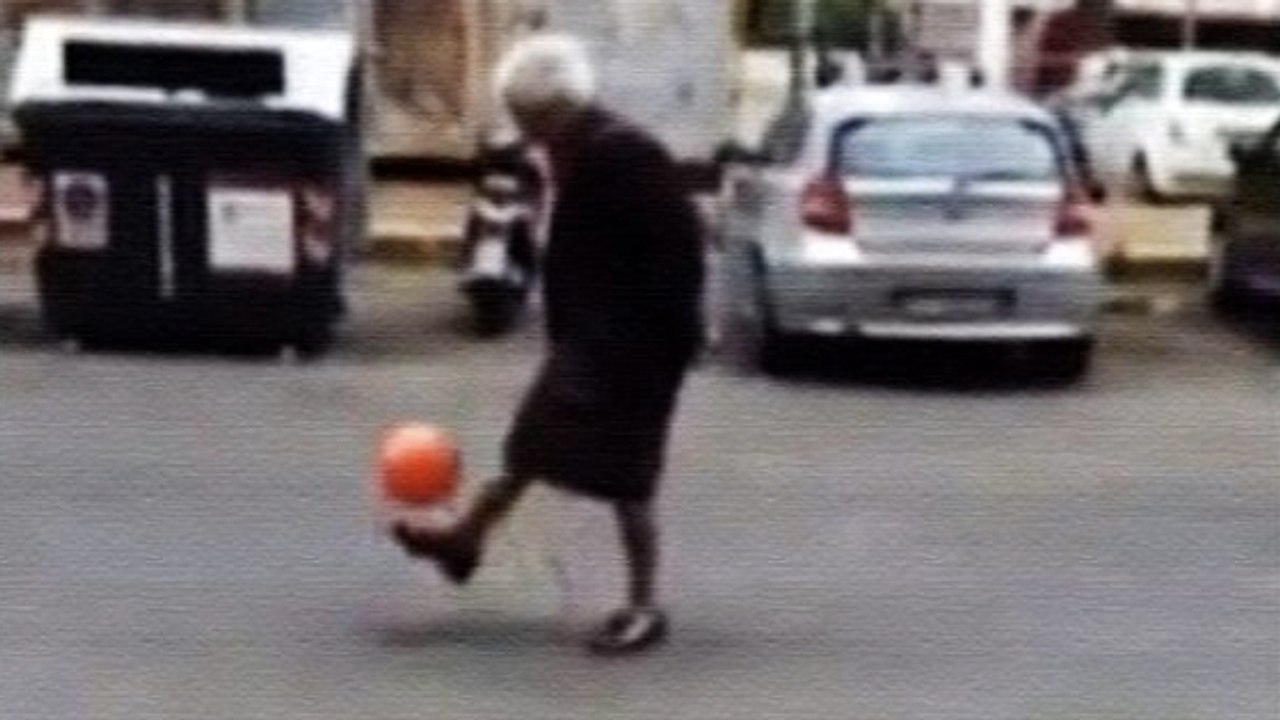 Découvrez la Nonnina, une grand-mère italienne qui jongle dans les rues de Rome