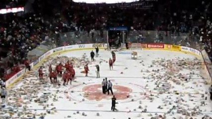 Découvrez une pluie de peluches envahir une patinoire de hockey sur glace en vidéo