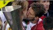 Rakitic et Carriço s'embrassent sur la bouche pour fêter la victoire de Séville en Europa League