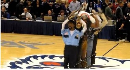 Découvrez les "Village People" interprétés par un seul homme !