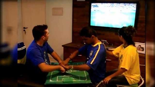 Sourd et aveugle, ce Brésilien suit la Coupe du monde 2014 grâce un superbe invention