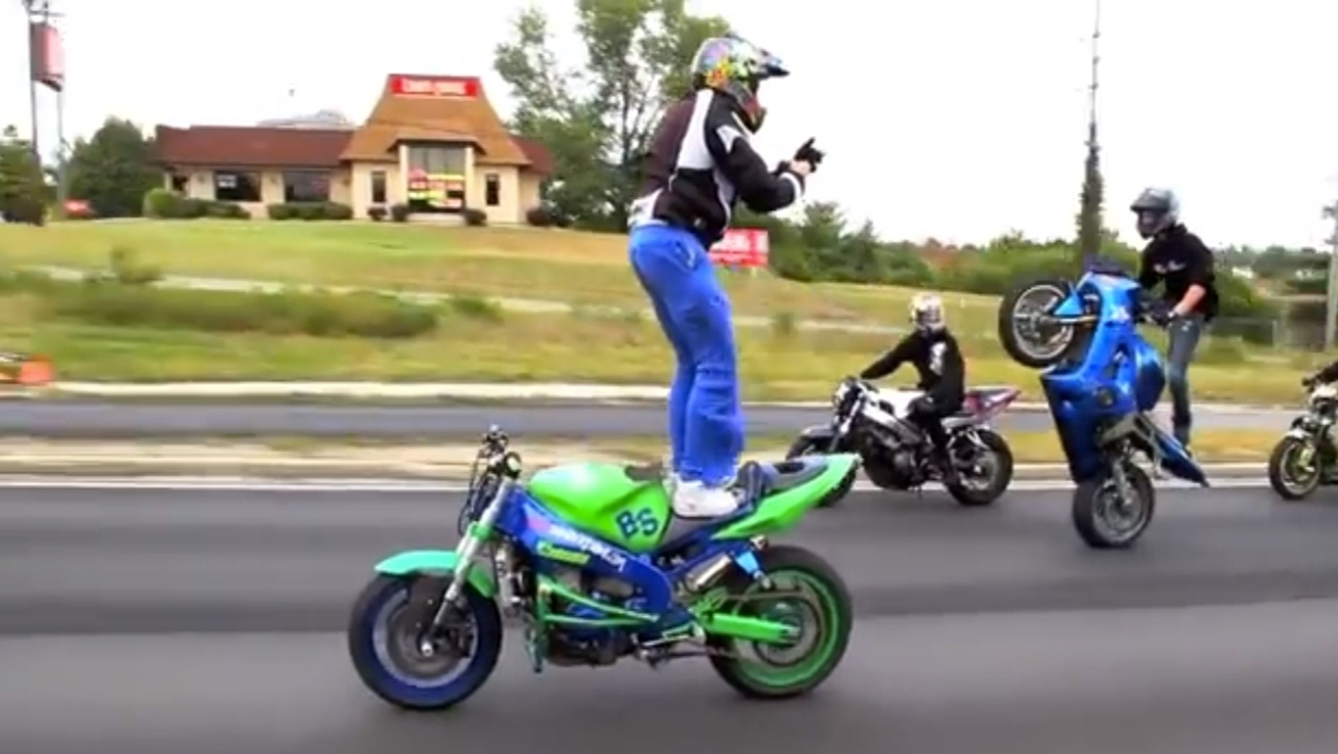 Debout sur sa moto et dos à la route, il actualise son statut Facebook -  Vidéo Dailymotion