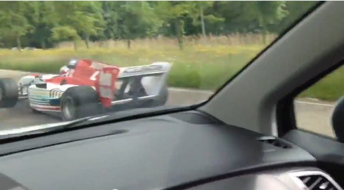 Une Formule 1 sur l'autoroute slalome entre les voitures à pleine vitesse