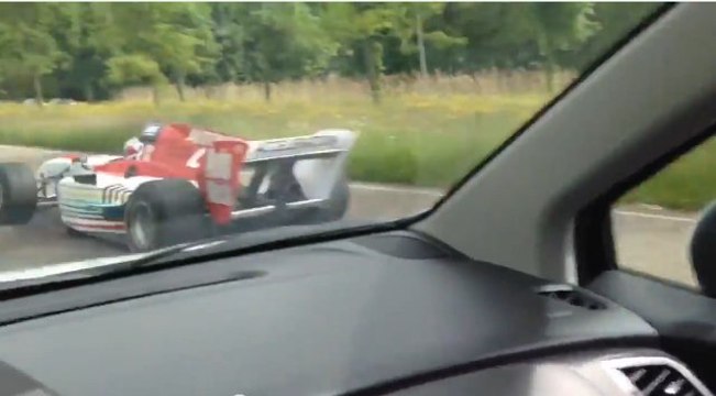 Une Formule 1 sur l'autoroute slalome entre les voitures à pleine vitesse