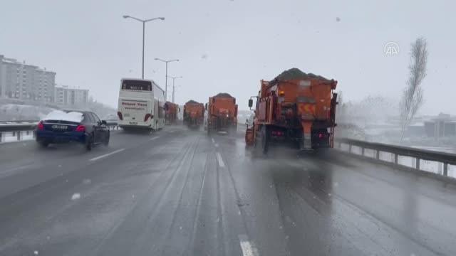 Kar yağışı etkili oluyor - KGM ekiplerinden tuzlama çalışması