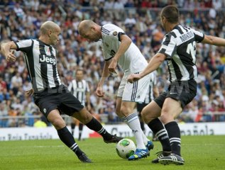 Découvrez les meilleurs dribbles de Zinedine Zidane lors de la rencontre Real Madrid légendes - Juventus