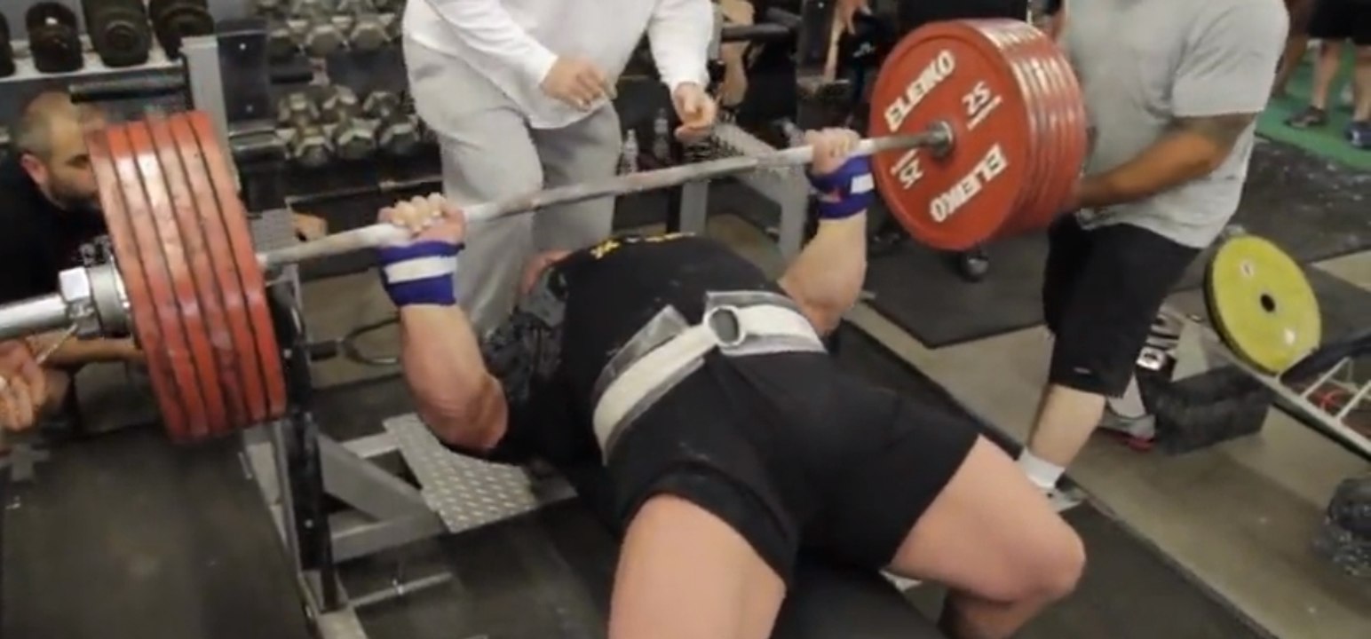 Musculation: Eric Spoto bat le record du monde de développé couché en soulevant 327,5 kg