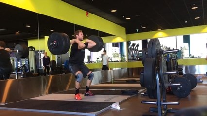 Fail : Il soulève une barre à 115kg et se cogne la tête contre le mur