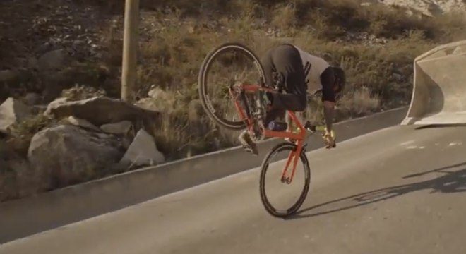 VTT : Le freestyle sensationnel de Vittorio Brumotti dans des endroits complètement fous