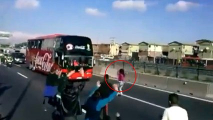 Coupe du monde 2014 : Une supportrice frôle la mort en passant devant le bus du Chili