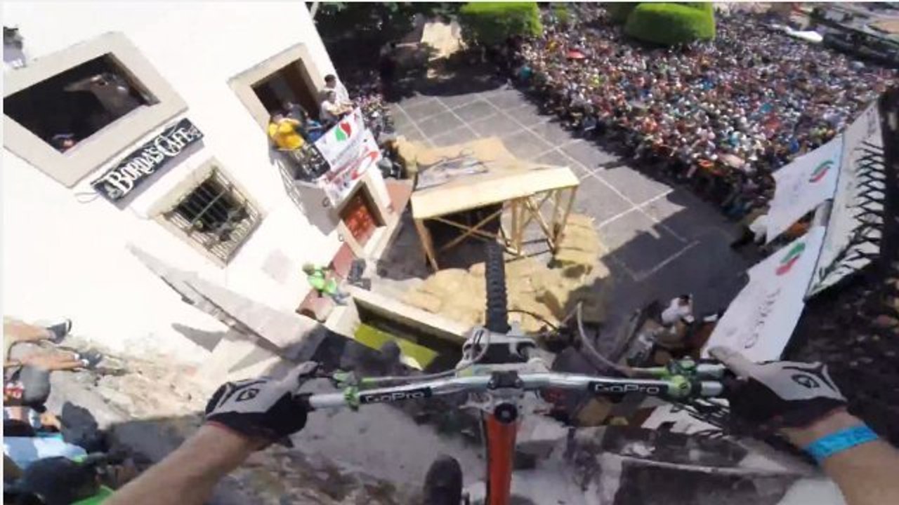 VTT : L'incroyable et dangereuse descente urbaine de Kelly McGarry filmée en caméra embarquée