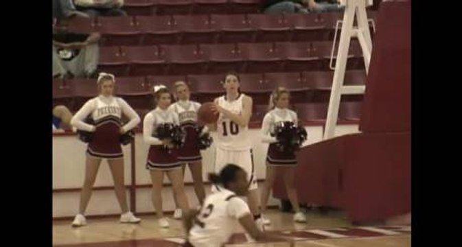 Elle marque un panier incroyable sur le buzzer en vidéo