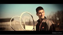 Novak Djokovic joue au tennis sur les ailes d'un avion