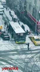 Tuzlama yapılmayan yolda kalan İETT otobüsünü vatandaşlar iterek kurtardı