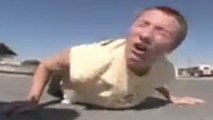 Fail : Il manque de se casser le nez en faisant des pompes claquées