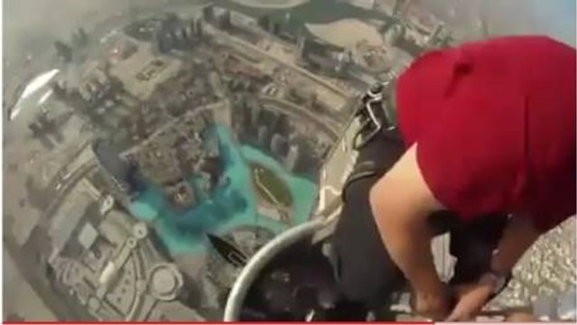 Trois hommes s'assoient à 828 mètres du sol