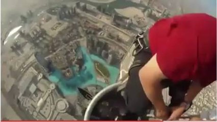 Trois hommes s'assoient à 828 mètres du sol