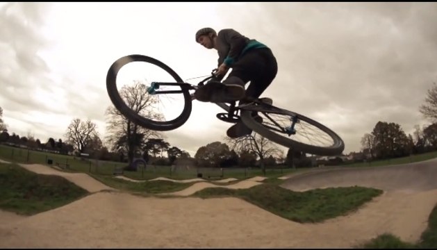 Mountain Bike : la compilation des figures les plus incroyables de Sam Pilgrim