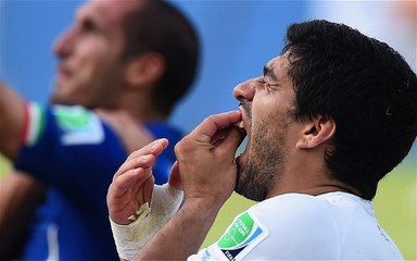 Luis Suarez : Un parieur avait prédit la morsure de l'Uruguayen et remporte une belle somme !
