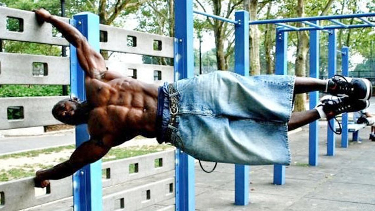 Street Workout : L'entraînement hallucinant de Hannibal, le roi de la musculation urbaine