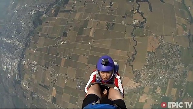 Elle s'accroche au pantalon d'un parachutiste pour ne pas tomber dans le vide