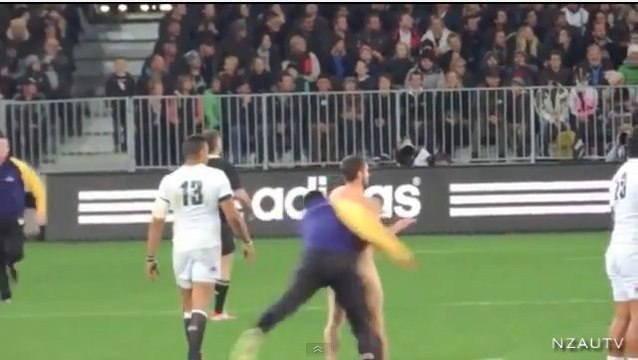 Rugby : Le plaquage ultra-violent d'un agent de sécurité sur un streaker pendant Nouvelle-Zélande-Angleterre