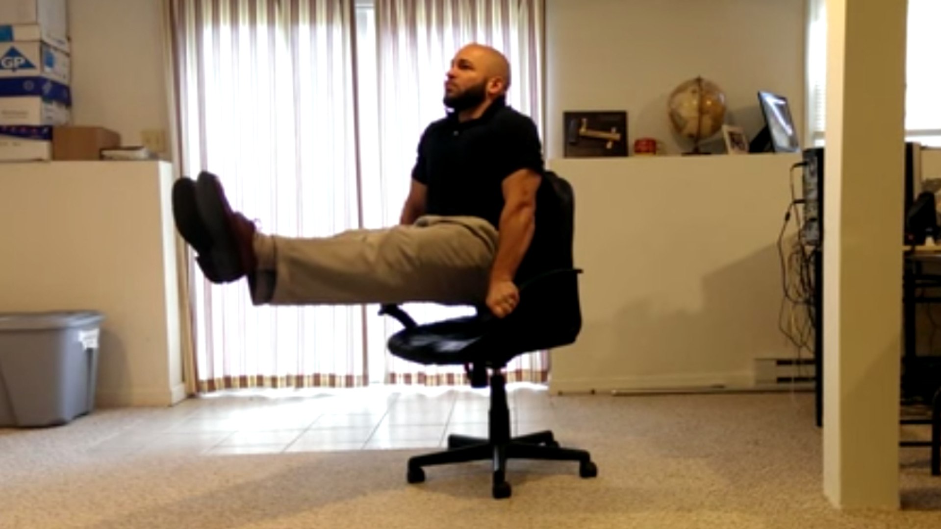 Des exercices de musculation avec une chaise de bureau - Vidéo Dailymotion