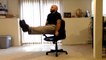 Des exercices de musculation avec une chaise de bureau