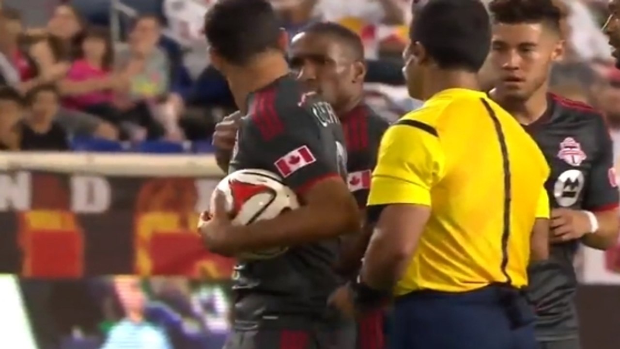 Jermain Defoe veut empêcher un coéquipier de tirer un coup-franc, ce dernier marque dans la foulée