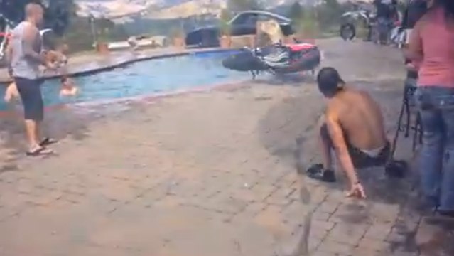 Moto : Darius Khashabi tente de faire un wheelie mais échoue lamentablement