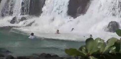 Ce couple se fait balayer par une vague géante en vidéo