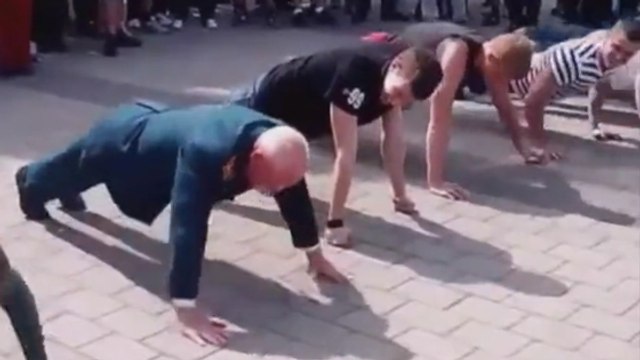 Un vétéran de 77 ans humilie des jeunes lors d'un concours de pompes en Ukraine
