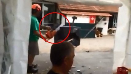 Coupe du monde 2014 : Un homme découpe sa télé à la tronçonneuse après la défaite de la Suisse