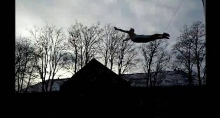 Il fait un saut de 11 mètres dans une minuscule piscine