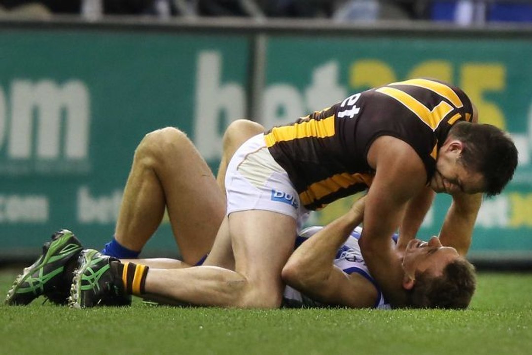 Un joueur pète les plombs et tente d'étrangler un adversaire en football australien