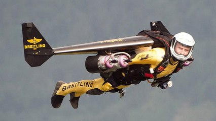 L'homme volant "Rocket Man" vs une voiture de rallye : Qui va remporter cette course folle?