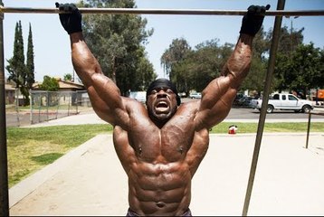 Kali Muscle et son entraînement de folie en pleine rue !