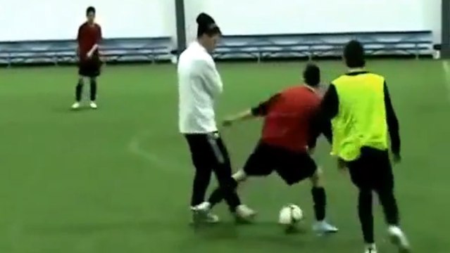 Il humilie son adversaire en lui infligeant deux petits ponts magnifiques