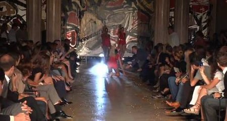 Découvrez la chute de ce mannequin sur ses hauts talons