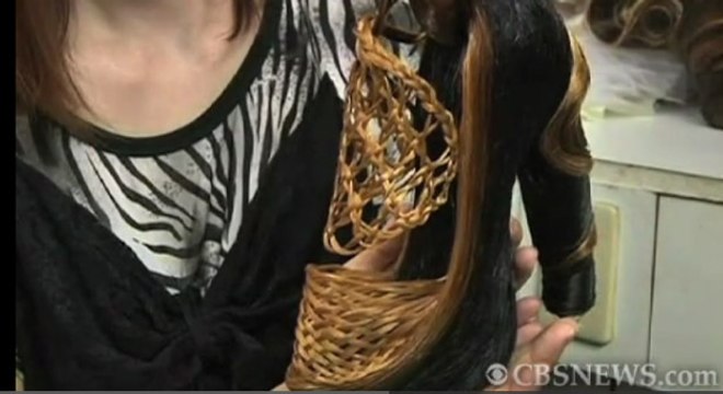 Découvrez la réalisation de paires de chaussures avec des cheveux en vidéo